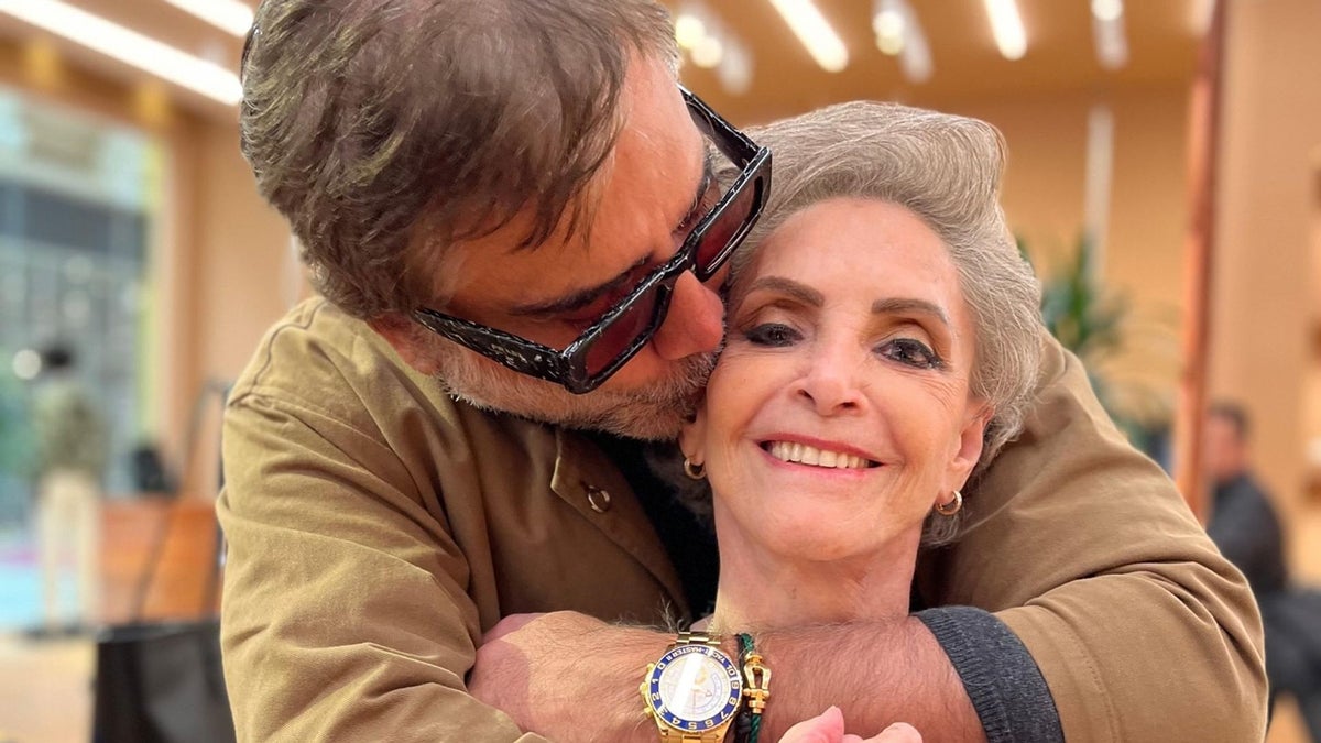 Alejandro Fernández felicita a su mamá